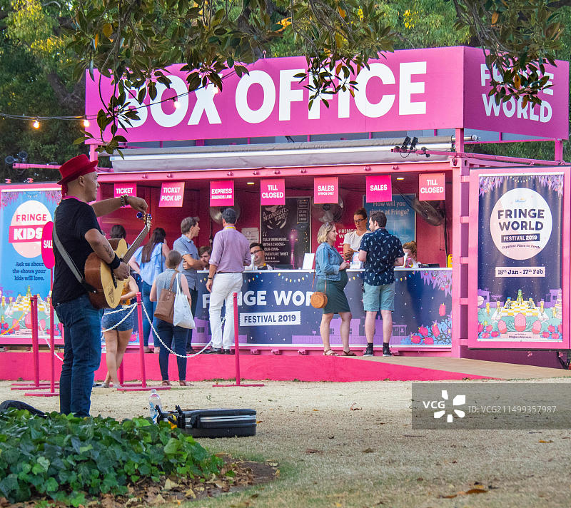 街头艺人在澳大利亚珀斯Fringe World艺术节售票亭前弹吉他图片素材