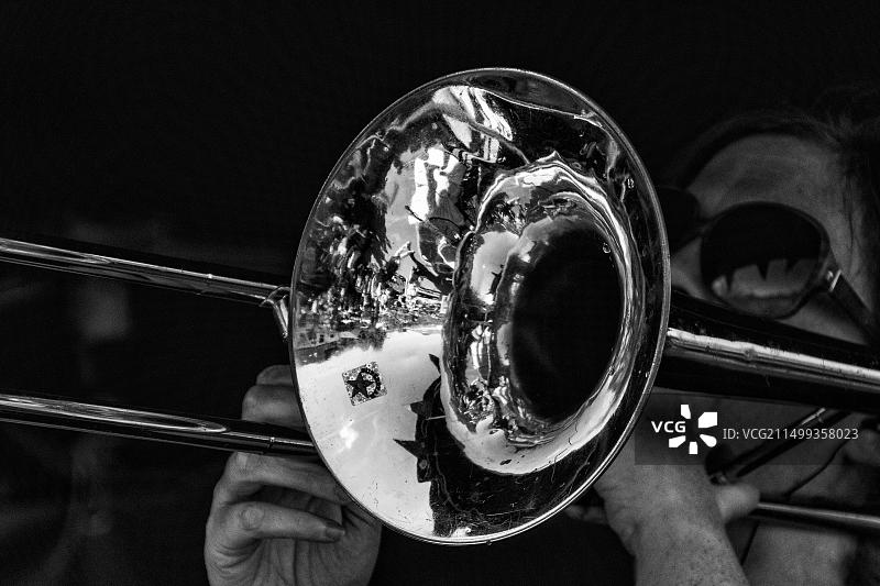 黑白处理的黄铜乐器：长号的近距离细节图片素材