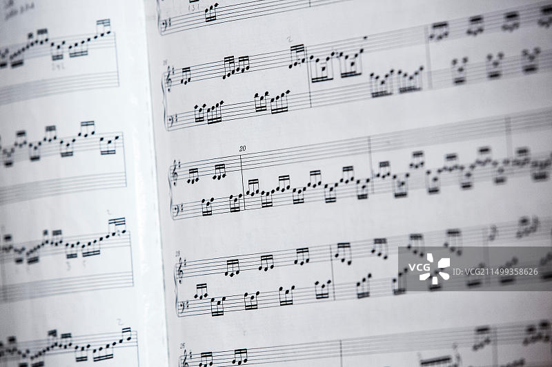 白皮音乐书上的音符。图片素材