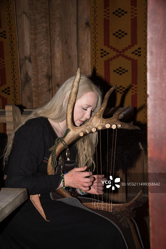 挪威罗弗敦群岛维京长屋中的维京女演员图片素材
