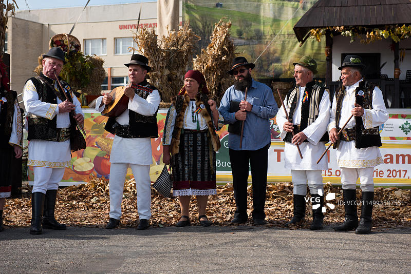 罗马尼亚克卢日-纳波卡：秋季博览会上表演传统罗马尼亚民间音乐的民间乐队图片素材