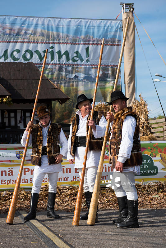 罗马尼亚克卢日-纳波卡秋季集市上的民间乐队表演图片素材