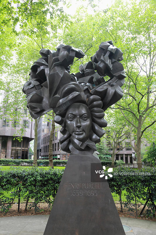 伦敦基督教堂花园中的英国巴洛克作曲家亨利· Purcell的青铜雕塑图片素材