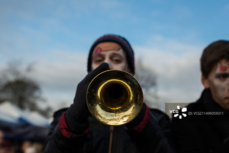 在英格兰德比郡圣诞节集市上演奏的新奥尔良风格的纽约铜管乐队图片素材
