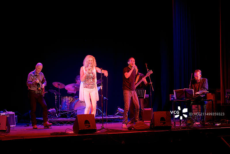 Zoe Schwarz Blue Commotion 在英国多塞特郡基督城摄政中心演出图片素材