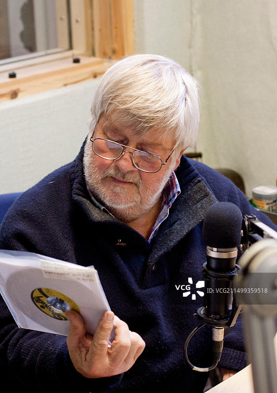 鼓手兼酒馆老板John Halsey在剑桥105地方广播电台图片素材