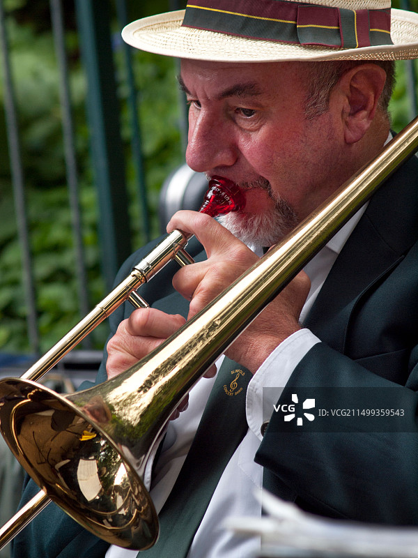 爵士乐手在布莱顿皇家穹顶宫花园演奏长号图片素材