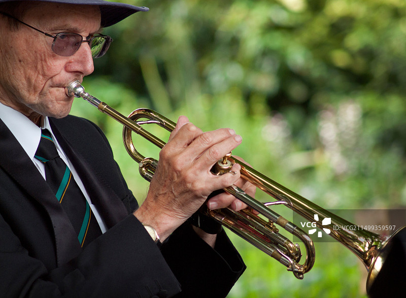 在布莱顿亭阁花园演出的爵士乐队中吹小号的男人图片素材
