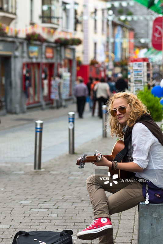 爱尔兰共和国戈尔韦市拉丁区的街头艺人图片素材