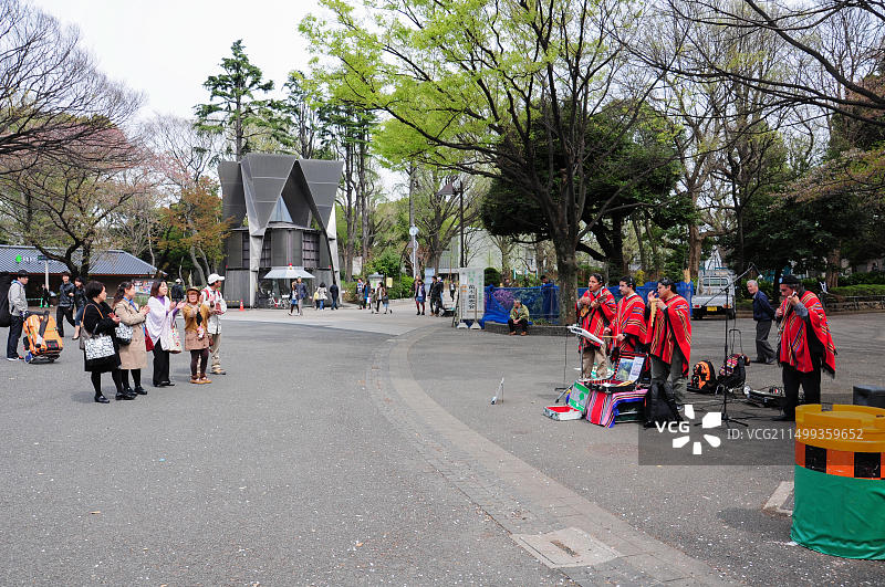 2012年4月16日，日本东京，在公园表演的拉丁乐队图片素材