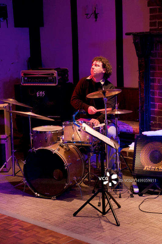 在现场演奏的当地乐队鼓手图片素材