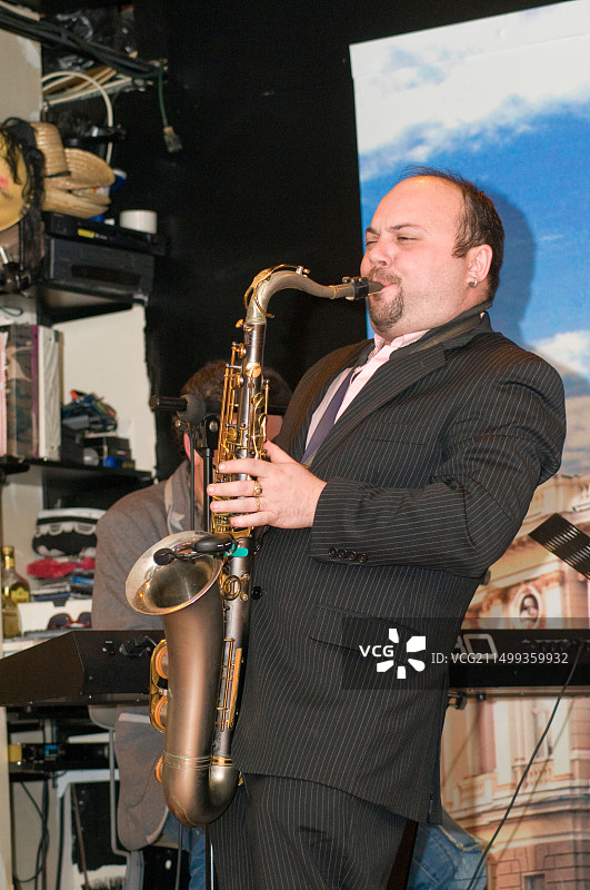 萨克斯演奏家即兴演奏，爵士音乐会，美国费城图片素材