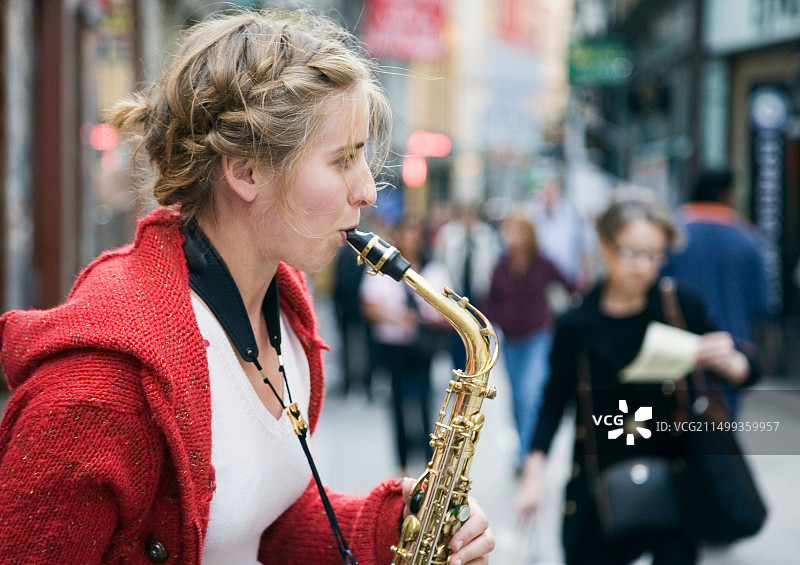 瑞典斯德哥尔摩老城区的女爵士萨克斯管演奏家图片素材