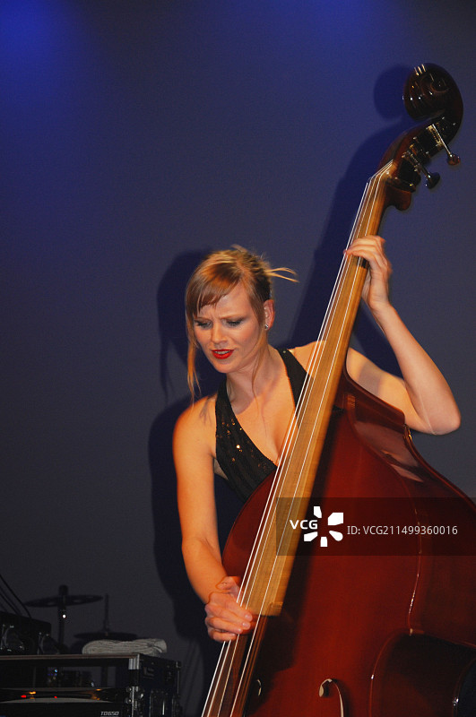 演奏低音提琴的荷兰布拉德利马戏团乐队的歌手兼吉他手Mattanja Joy Bradley图片素材