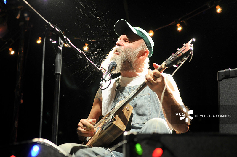 美国歌手Seasick Steve在伍尔弗汉普顿舞台上图片素材