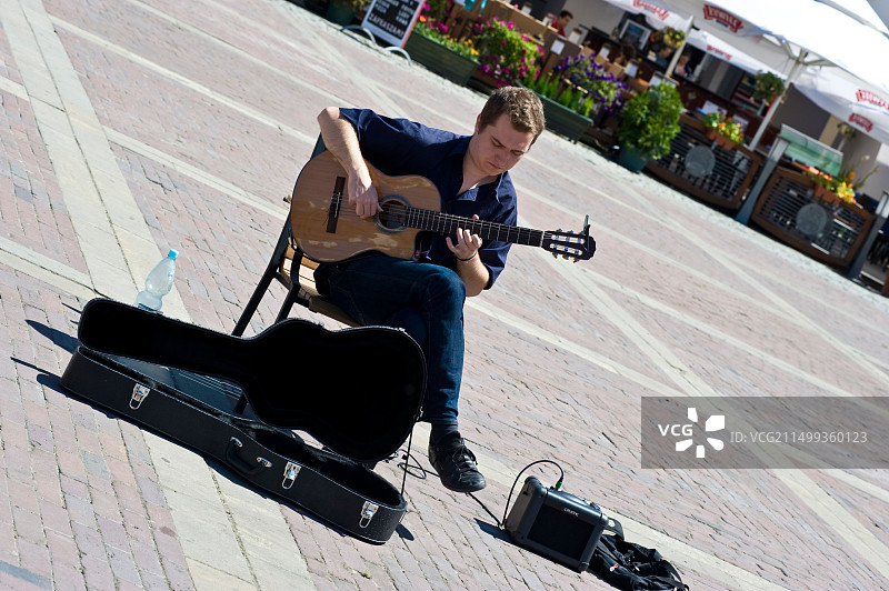 波兰扎莫希奇主广场上的街头音乐家表演图片素材