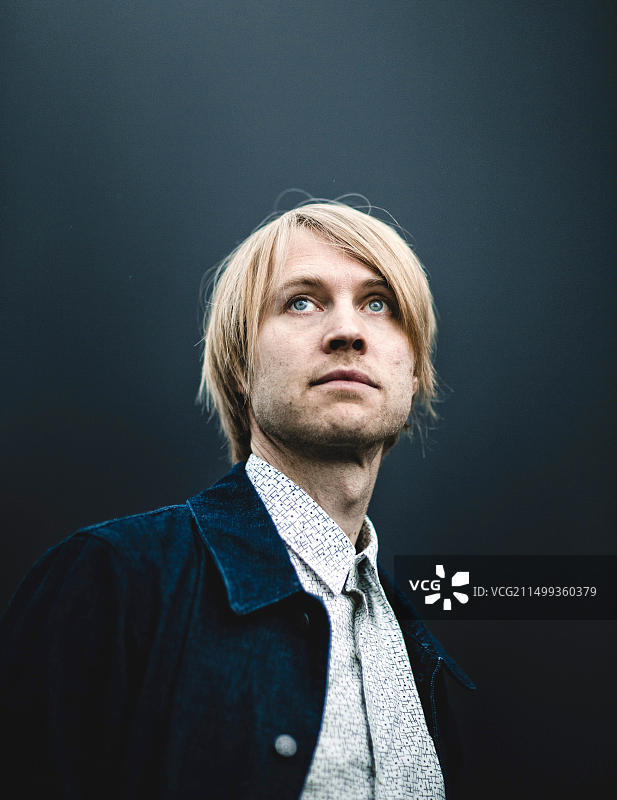 瑞典创作型歌手、作曲家兼导演La Luciole在法国西北部阿朗松的肖像图片素材