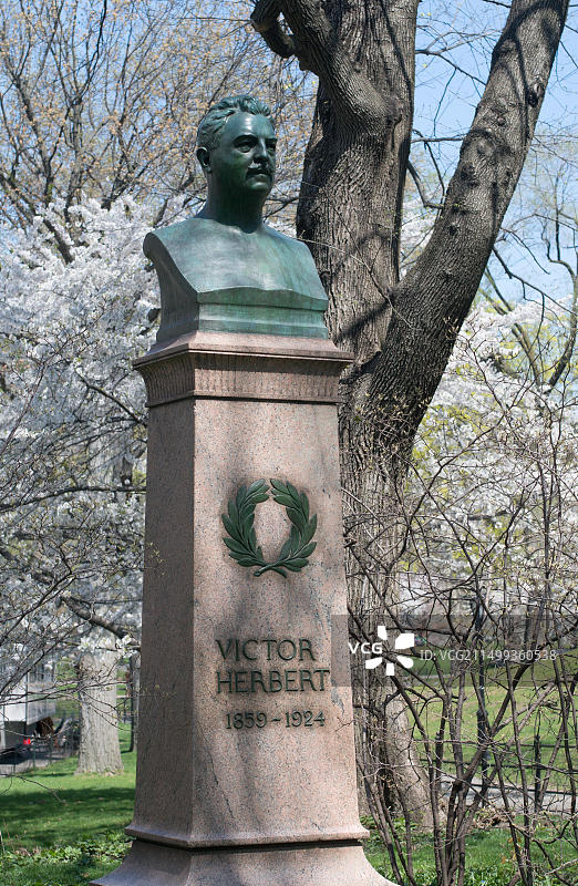 美国纽约中央公园埃德蒙·托马斯·奎因雕塑家创作的音乐家维克多·赫伯特青铜半身像图片素材