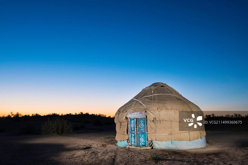 乌兹别克斯坦丝绸之路撒马尔罕：联合国教科文组织世界遗产，阿伊达尔毡房营地清晨的音乐家毡房图片素材