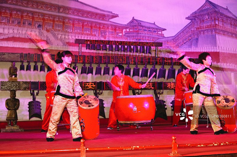 一群身着古装的中国乐师在西安鼓楼表演鼓乐图片素材