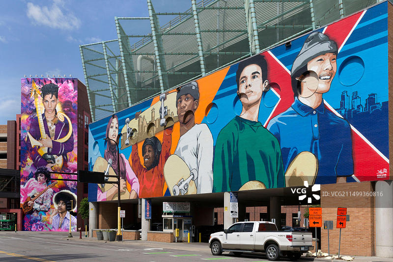 艺术家Hiero Veiga创作的音乐家Prince壁画(左)与沿第一大道的Reggie LeFlore的X Marks the Spot壁画图片素材