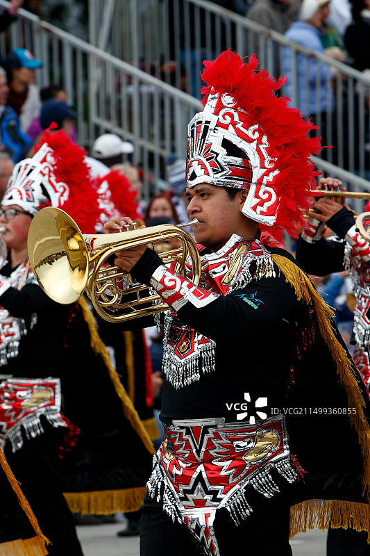 在美国加利福尼亚州帕萨迪纳市玫瑰花车游行路线上的行进乐队音乐家图片素材