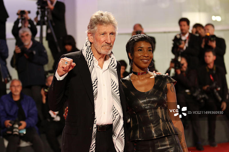 意大利威尼斯丽都，2019年9月6日：英国摇滚音乐家、创作歌手兼作曲家罗杰·沃特斯和他的新伴侣卡米拉·查维斯图片素材