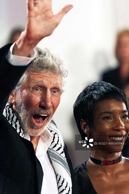 意大利威尼斯丽都，2019年9月6日：英国摇滚音乐家、创作歌手兼作曲家罗杰·沃特斯和他的新伴侣卡米拉·查维斯图片素材