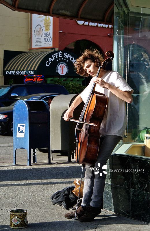 在旧金山北滩街头演奏大提琴的年轻街头音乐家图片素材