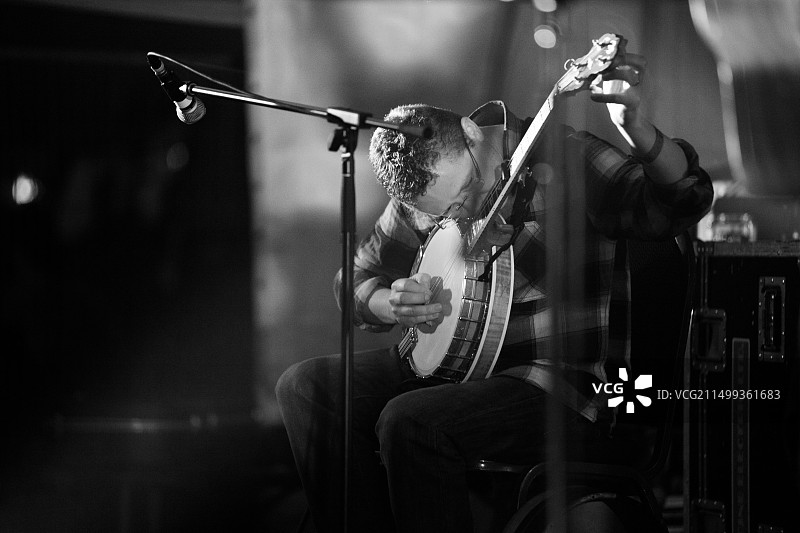 贝尔卢根公园的音乐家在“Vantastival”音乐节上演奏（爱尔兰邓多克，2014年5月4日）图片素材