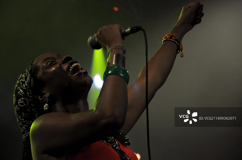 塞尔维亚尼什维尔爵士音乐节：音乐家Iyeoka Okoawo献唱图片素材