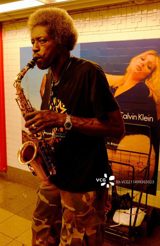 在纽约市曼哈顿联合广场地铁站表演的街头音乐家图片素材