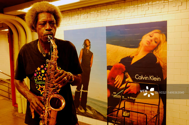 在纽约市曼哈顿联合广场地铁站表演的街头音乐家图片素材