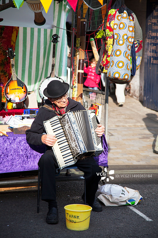 劳斯维多利亚市场老年手风琴艺人图片素材
