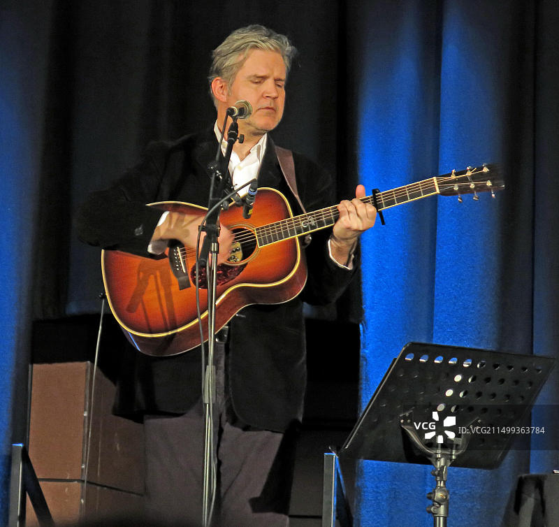 音乐家劳埃德·科尔在英国柴郡沃灵顿帕尔大厅现场表演图片素材