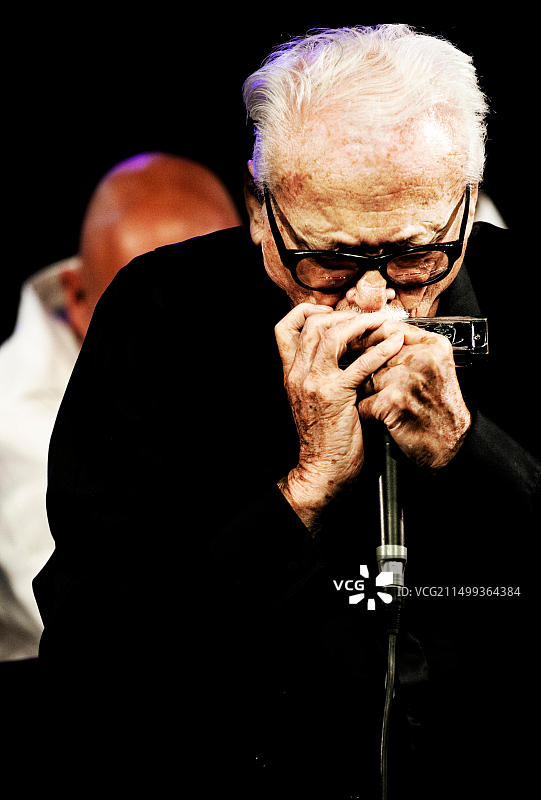 在安特卫普爵士音乐节上的比利时爵士口琴音乐家图茨·蒂勒曼斯（2010年8月14日）图片素材