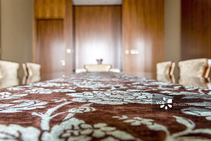 刺绣工艺桌布的套房餐厅餐桌和椅子图片素材