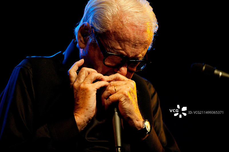 比利时爵士口琴音乐家Toots Thielemans在安特卫普爵士音乐节上与他的荷兰三重奏乐队演出（比利时，2009年8月15日）图片素材