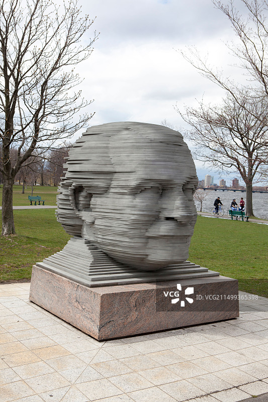 美国波士顿查尔斯河滨海公园的音乐家阿瑟·费德勒雕像图片素材