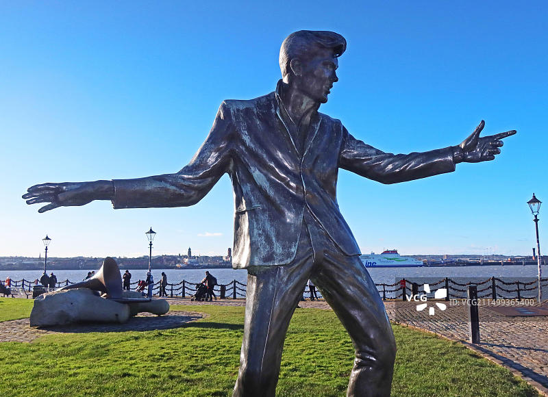 汤姆·墨菲雕塑作品：比利·弗瑞雕像，位于英国默西塞德郡利物浦阿尔伯特码头图片素材