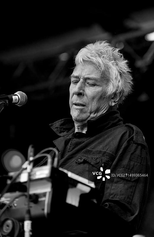 地下丝绒乐队传奇人物、威尔士音乐家约翰·凯尔在鲁汶仲夏节音乐会上（比利时，28/07/19）图片素材
