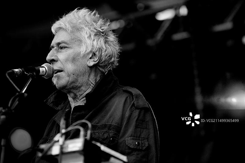 地下丝绒乐队传奇人物、威尔士音乐家约翰·凯尔在鲁汶仲夏节音乐会上（比利时，28/07/19）图片素材