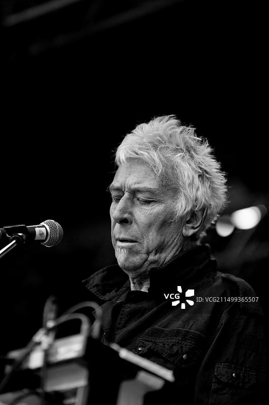 地下丝绒乐队传奇人物、威尔士音乐家约翰·凯尔在鲁汶仲夏节音乐会上（比利时，28/07/19）图片素材