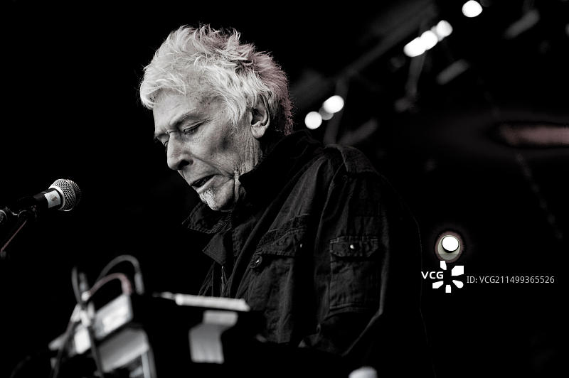 地下丝绒乐队传奇人物、威尔士音乐家约翰·凯尔在鲁汶仲夏节音乐会上（比利时，28/07/19）图片素材