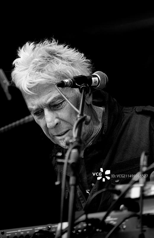 地下丝绒乐队传奇人物、威尔士音乐家约翰·凯尔在鲁汶仲夏节音乐会上（比利时，28/07/19）图片素材