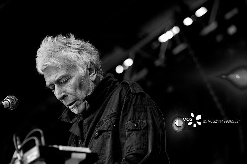 地下丝绒乐队传奇人物、威尔士音乐家约翰·凯尔在鲁汶仲夏节音乐会上（比利时，28/07/19）图片素材
