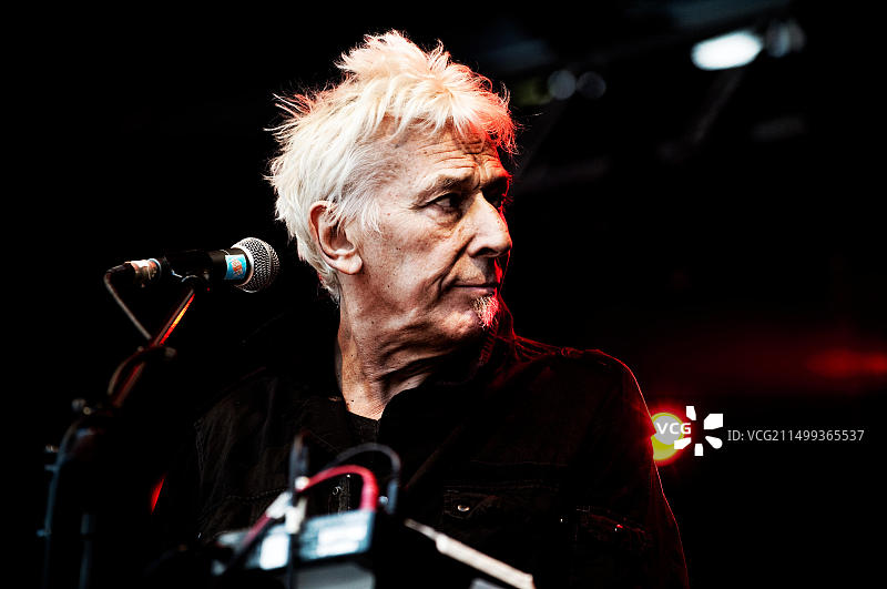 地下丝绒乐队传奇人物、威尔士音乐家约翰·凯尔在鲁汶仲夏节音乐会上（比利时，28/07/19）图片素材