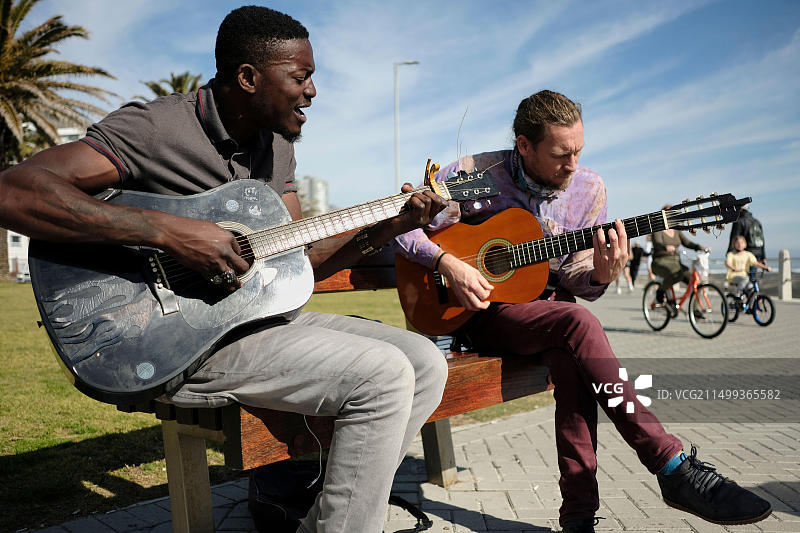 音乐家和朋友Nog(右)与Tom Sibanda(左)一起筹集资金图片素材