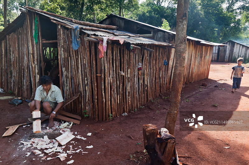 来自阿根廷米西奥内斯圣伊格纳西奥附近安德列西托村的姆比亚瓜拉尼族工匠和音乐家安赫尔·莫里尼戈手工制作图片素材