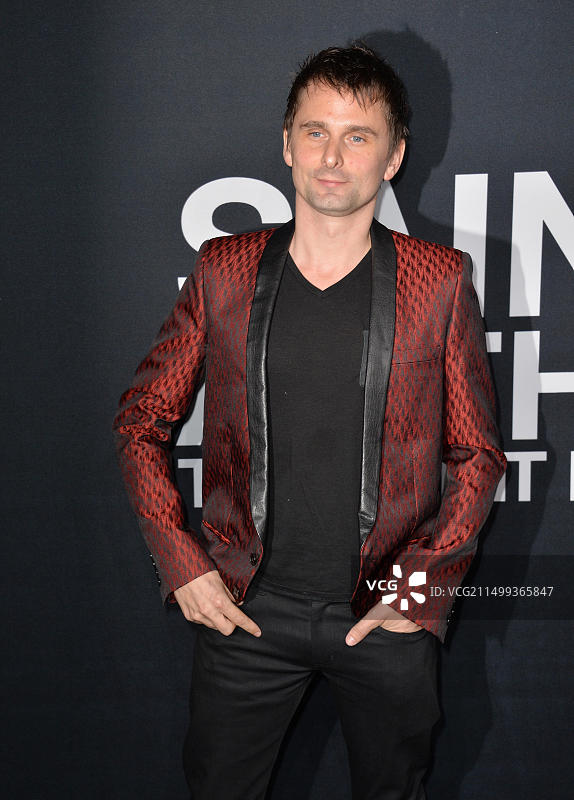 加利福尼亚州洛杉矶 - 2016年2月10日：音乐家马特·贝拉米抵达好莱坞钯金剧院参加圣罗兰时装秀图片素材